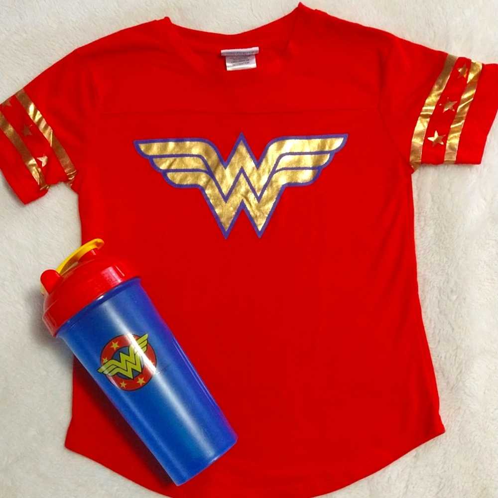 Wonder Woman T-shirt and Water Bottle Set